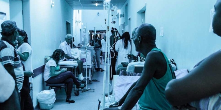 Pacientes no corredor do Hospital Geral de Guarus