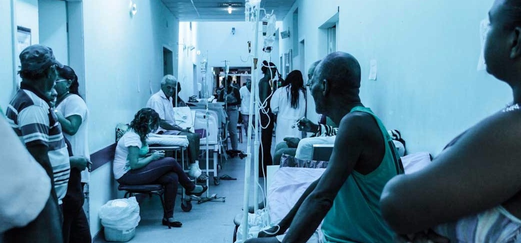 Pacientes no corredor do Hospital Geral de Guarus