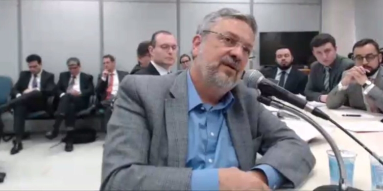 Ex-ministro faz delação