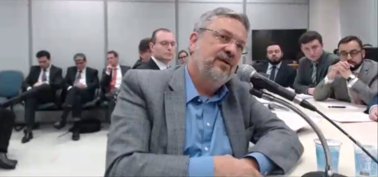 Ex-ministro faz delação