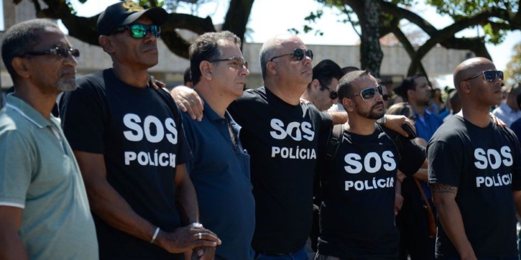 Rio de Janeiro - Agentes de segurança pública, amigos e familiares participam de manifestação no Parque do Flamengo pela morte de 101 policiais no estado do Rio de Janeiro em 2017 (Fernando Frazão/Agência Brasil)