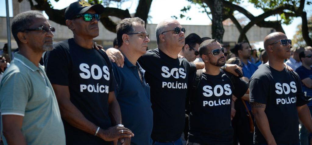 Rio de Janeiro - Agentes de segurança pública, amigos e familiares participam de manifestação no Parque do Flamengo pela morte de 101 policiais no estado do Rio de Janeiro em 2017 (Fernando Frazão/Agência Brasil)