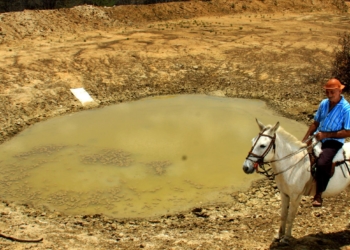 09/11/2010 – Especial – O sertão do Rio Grande do Norte está sofrendo com uma da mais seca dos últimos tempo – Em Santana do Matos a comunidade Quixaba os moradores sofrem com a falta da chuva e as polcas cabeça de gado estão morrendo com sede –  seu Antônio Soares Braga, olhando o açude da comunidade seco  - Foto: Alex Régis/H:/ Selecionadas