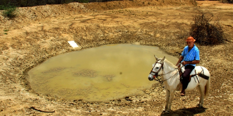 09/11/2010 – Especial – O sertão do Rio Grande do Norte está sofrendo com uma da mais seca dos últimos tempo – Em Santana do Matos a comunidade Quixaba os moradores sofrem com a falta da chuva e as polcas cabeça de gado estão morrendo com sede – seu Antônio Soares Braga, olhando o açude da comunidade seco - Foto: Alex Régis/H:/ Selecionadas