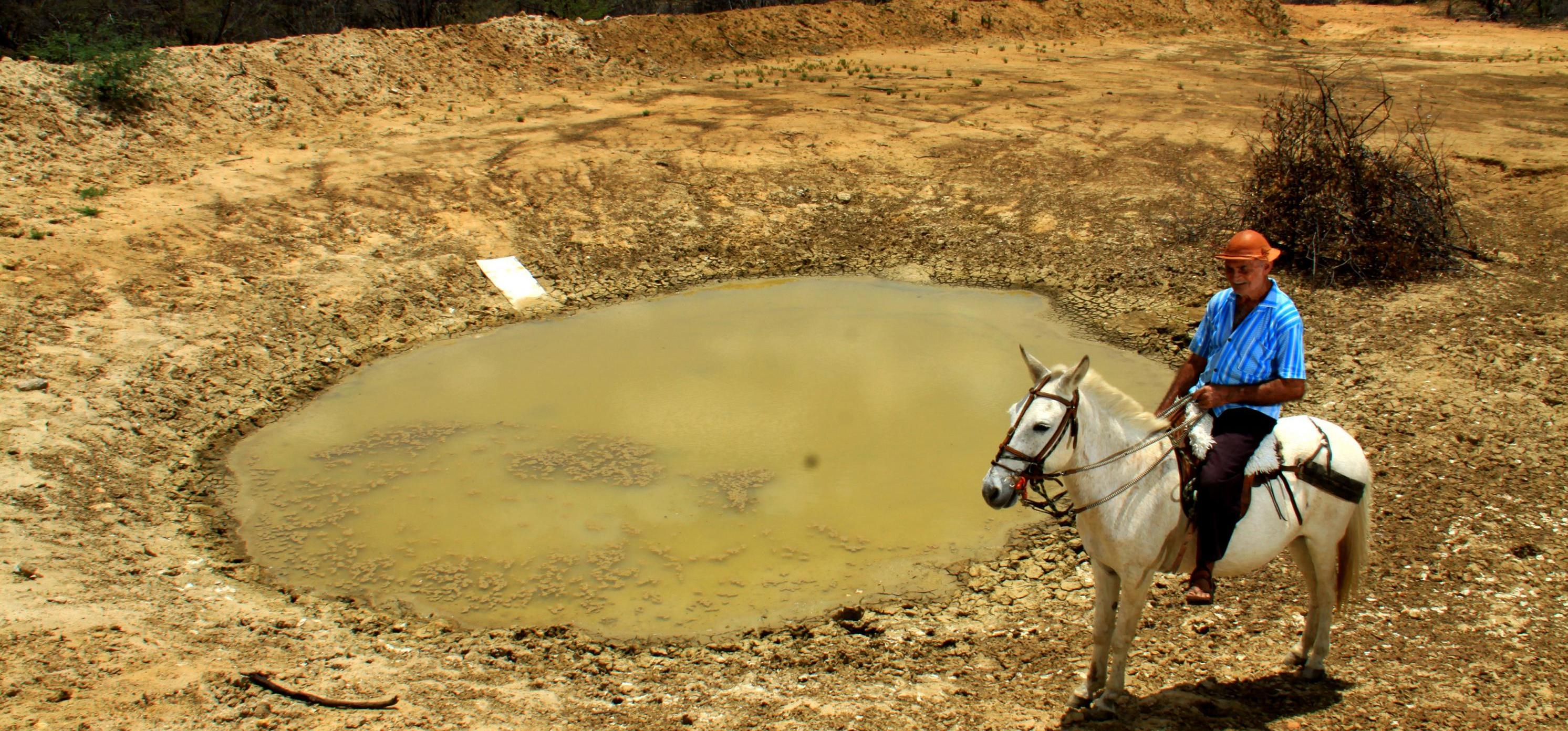 09/11/2010 – Especial – O sertão do Rio Grande do Norte está sofrendo com uma da mais seca dos últimos tempo – Em Santana do Matos a comunidade Quixaba os moradores sofrem com a falta da chuva e as polcas cabeça de gado estão morrendo com sede – seu Antônio Soares Braga, olhando o açude da comunidade seco - Foto: Alex Régis/H:/ Selecionadas