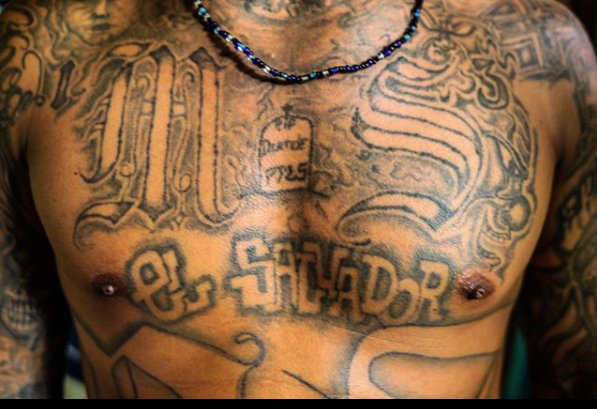 Integrante tatuou o nome do país de origem