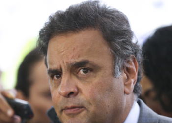 Brasília - O senador Aécio Neves durante entrevista coletiva após reunião com os presidentes e lideranças de Câmara e Senado para discutir a votação da proposta de reforma política que tramita no Senado. (Marcelo Camargo/Agência Brasil)
