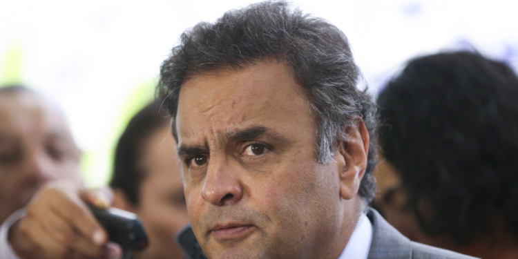 Brasília - O senador Aécio Neves durante entrevista coletiva após reunião com os presidentes e lideranças de Câmara e Senado para discutir a votação da proposta de reforma política que tramita no Senado. (Marcelo Camargo/Agência Brasil)