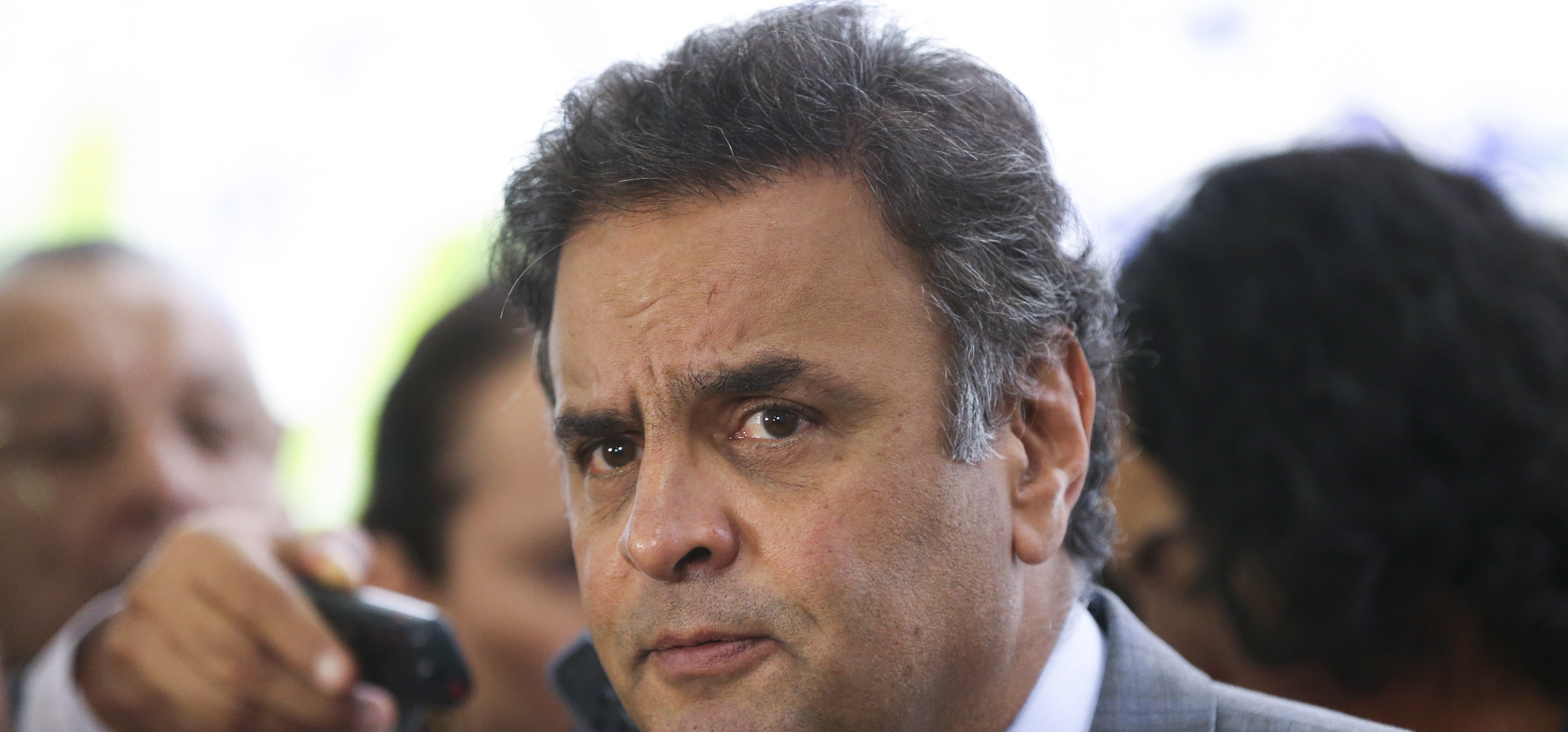 Brasília - O senador Aécio Neves durante entrevista coletiva após reunião com os presidentes e lideranças de Câmara e Senado para discutir a votação da proposta de reforma política que tramita no Senado. (Marcelo Camargo/Agência Brasil)