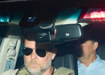 Rio de Janeiro - O ex-governador do Rio de Janeiro Sérgio Cabral é levado preso na operação Lava Jato em viatura da Polícia Federal na sede na Praça Mauá (Fernando Frazão/Agência Brasil)
