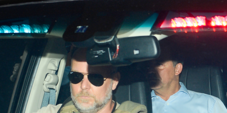 Rio de Janeiro - O ex-governador do Rio de Janeiro Sérgio Cabral é levado preso na operação Lava Jato em viatura da Polícia Federal na sede na Praça Mauá (Fernando Frazão/Agência Brasil)