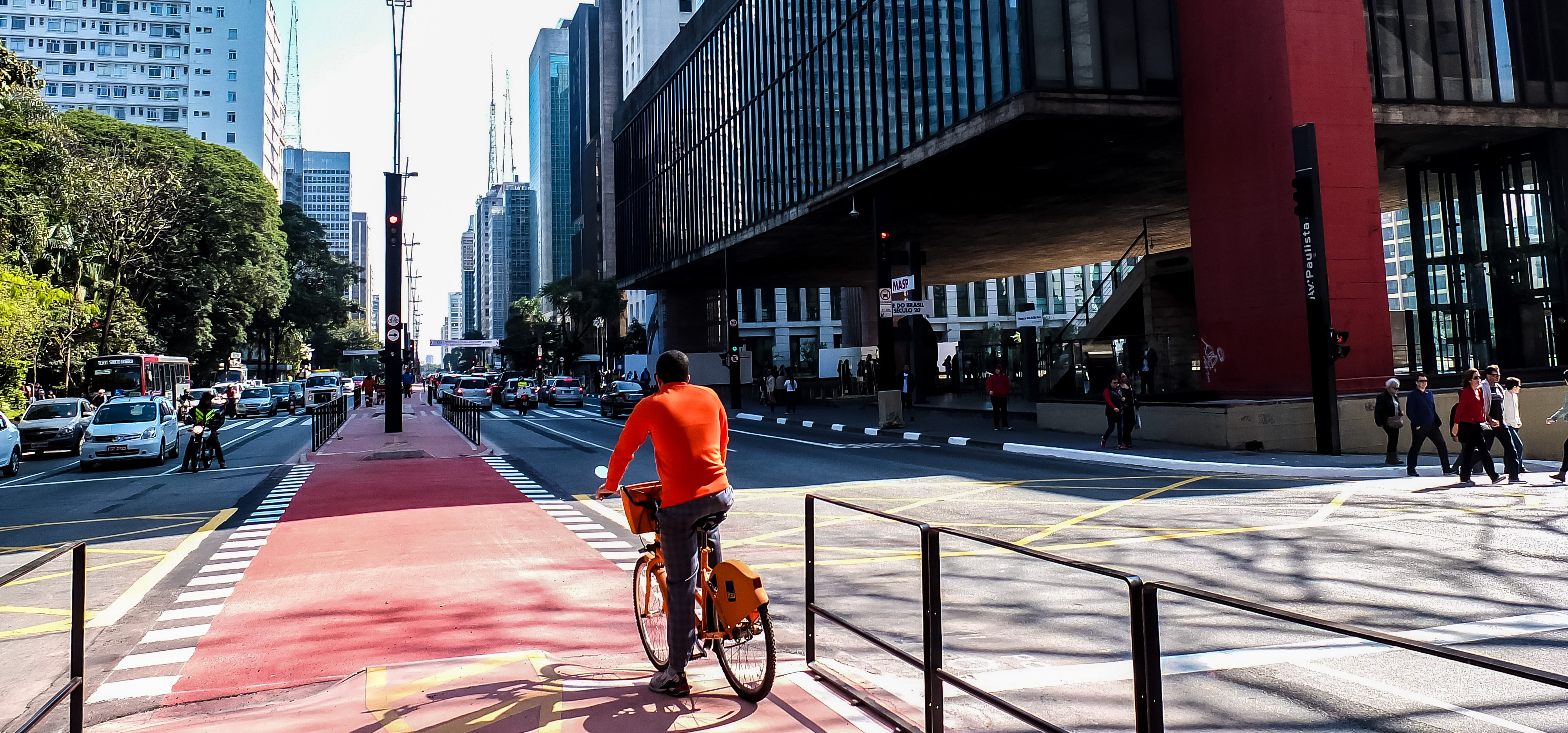 São Paulo- SP- Brasil- 27/06/2015- Ciclovia da Avenida Paulista, que será inagurada amanhã (28/06). A via será interditada a partir das 10:00 horas da manhã, com previsão de liberação a partir das 17:00 horas de domingo. A ciclovia possui 2,7 km de extensão, foi construída no canteiro central, entre a Praça Oswaldo Cruz e a Avenida Angélica. A ciclovia tem 4 metros de largura. A ciclovia foi elevada e fica a uma altura de 18 cm em relação às faixas de rolamento em suas laterais. Foto: Rafael Neddermeyer/ Fotos Públicas