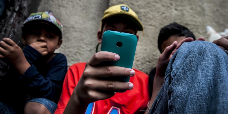Celular é a plataforma de acesso a internet para crianças e adolescentes pobres no Brasil | Foto: Arquivo