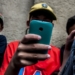 Celular é a plataforma de acesso a internet para crianças e adolescentes pobres no Brasil | Foto: Arquivo