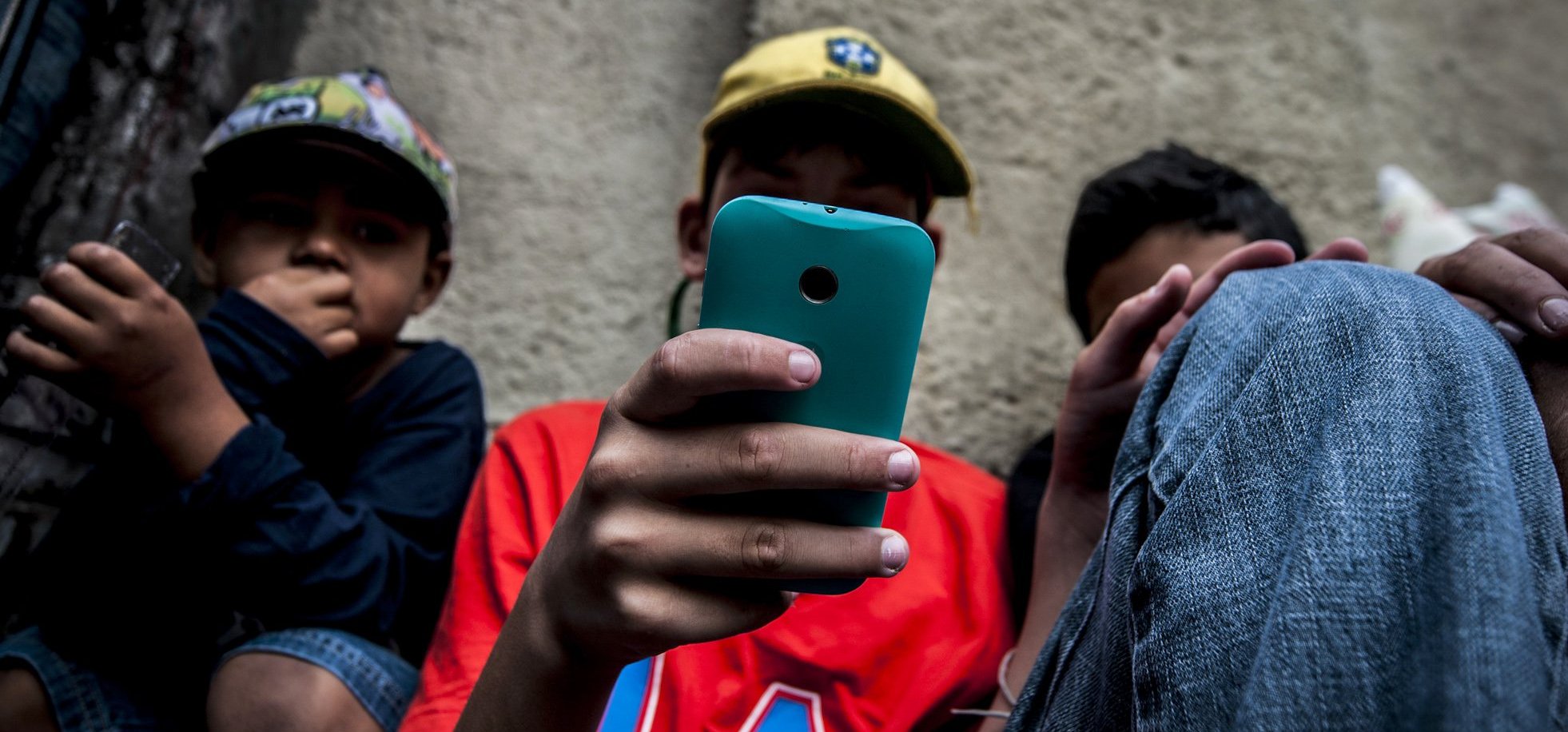 Celular é a plataforma de acesso a internet para crianças e adolescentes pobres no Brasil | Foto: Arquivo