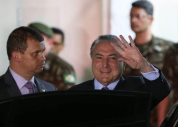 Brasília - O presidente Michel Temer acenou para jornalistas e fez sinal de positivo ao deixar hospital, após tratar obstrução urológica (Antonio Cruz/Agência Brasil)