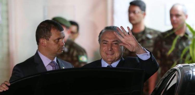 Brasília - O presidente Michel Temer acenou para jornalistas e fez sinal de positivo ao deixar hospital, após tratar obstrução urológica (Antonio Cruz/Agência Brasil)