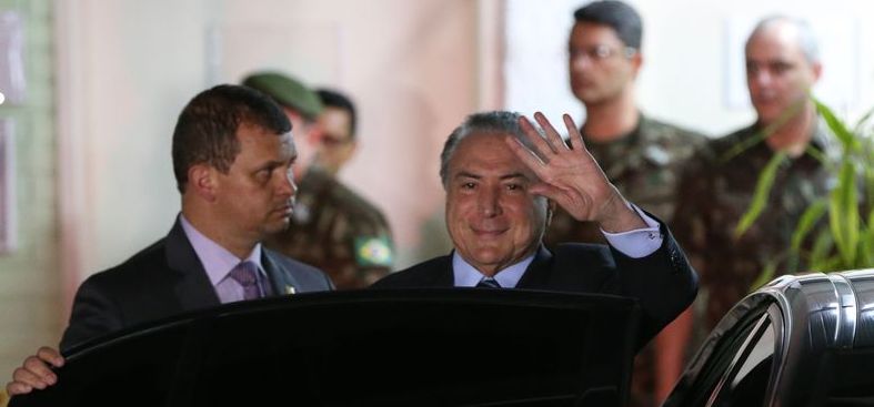 Brasília - O presidente Michel Temer acenou para jornalistas e fez sinal de positivo ao deixar hospital, após tratar obstrução urológica (Antonio Cruz/Agência Brasil)