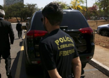Brasília - Policiais deixam o prédio da Câmara dos Deputados após buscas no gabinete do deputado Lúcio Vieira Lima. A ação ocorre a pedido da Procuradoria-Geral da República (Marcelo Camargo/Agência Brasil)