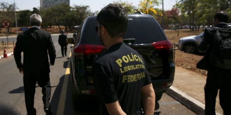 Brasília - Policiais deixam o prédio da Câmara dos Deputados após buscas no gabinete do deputado Lúcio Vieira Lima. A ação ocorre a pedido da Procuradoria-Geral da República (Marcelo Camargo/Agência Brasil)