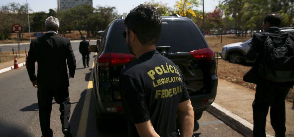 Brasília - Policiais deixam o prédio da Câmara dos Deputados após buscas no gabinete do deputado Lúcio Vieira Lima. A ação ocorre a pedido da Procuradoria-Geral da República (Marcelo Camargo/Agência Brasil)