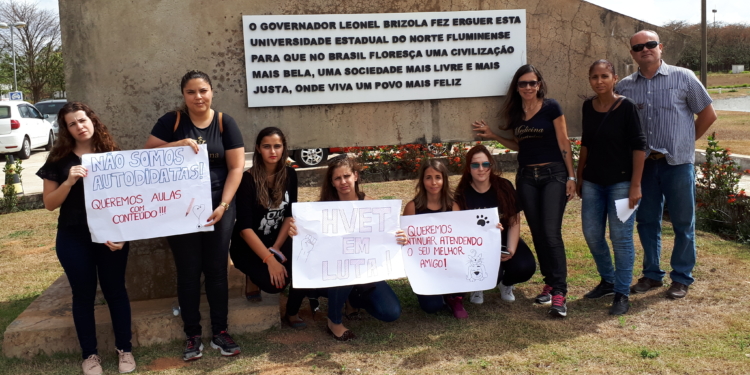 Alunos do Hospital Veterinário da Uenf : foto Blog do Pedlowski