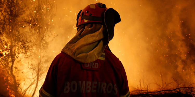 Bombeiro tentando debelar um dos focos de incêndio em Portugal | Foto: Sputnik