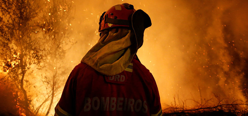 Bombeiro tentando debelar um dos focos de incêndio em Portugal | Foto: Sputnik