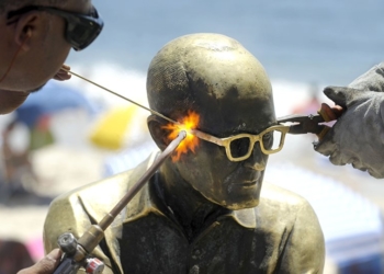 Monumento em homenagem ao poeta Carlos Drumond de Andrade no RJ | Foto: Tânia Rêgo/Agência Brasil