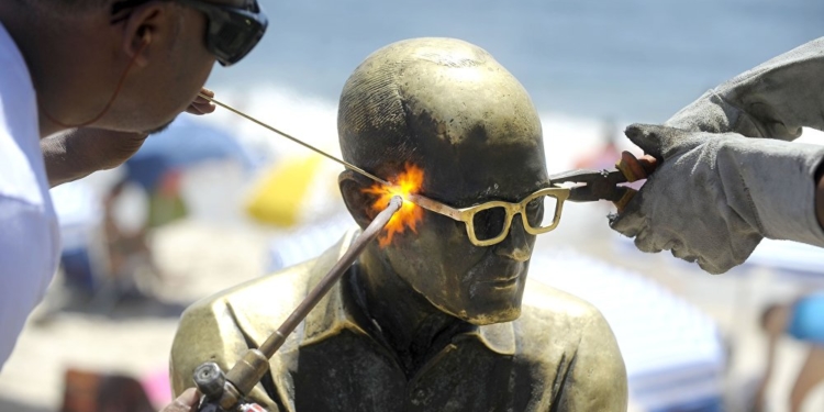 Monumento em homenagem ao poeta Carlos Drumond de Andrade no RJ | Foto: Tânia Rêgo/Agência Brasil
