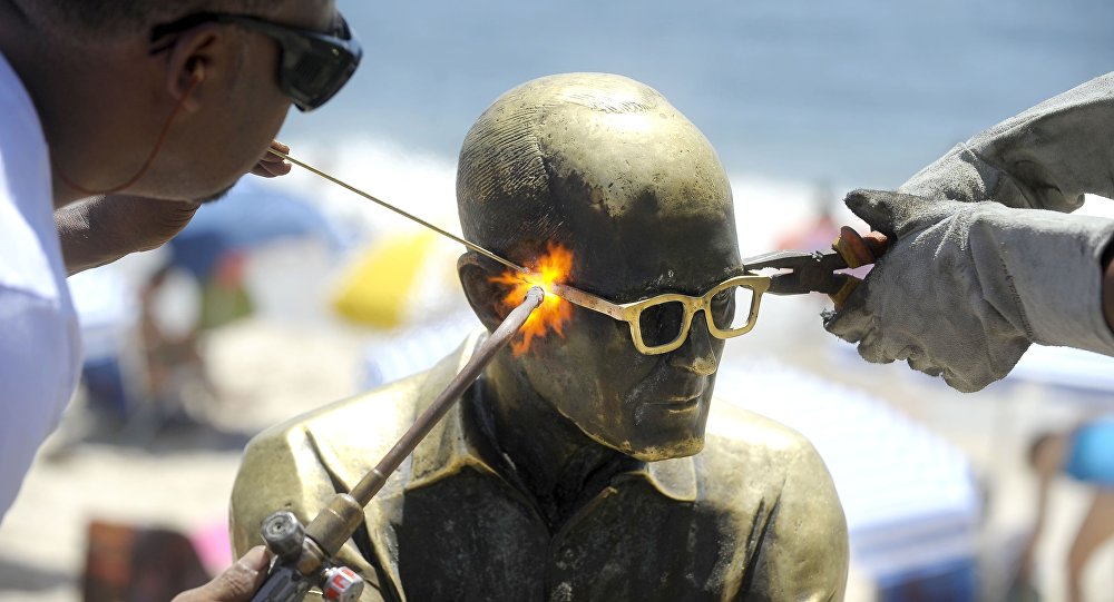 Monumento em homenagem ao poeta Carlos Drumond de Andrade no RJ | Foto: Tânia Rêgo/Agência Brasil