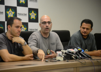 Rio de Janeiro - Os delegados Maurício Mendonça, de Roubos e Furtos de Cargas, Felipe Curi e Gustavo Castro, de Combate às Drogas, falam sobre operação da Polícia Civil na Cidade de Deus (Fernando Frazão/Agência Brasil)