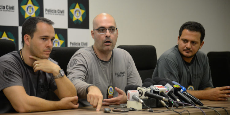 Rio de Janeiro - Os delegados Maurício Mendonça, de Roubos e Furtos de Cargas, Felipe Curi e Gustavo Castro, de Combate às Drogas, falam sobre operação da Polícia Civil na Cidade de Deus (Fernando Frazão/Agência Brasil)