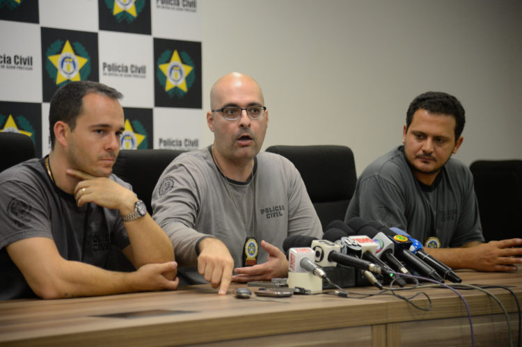 Rio de Janeiro - Os delegados Maurício Mendonça, de Roubos e Furtos de Cargas, Felipe Curi e Gustavo Castro, de Combate às Drogas, falam sobre operação da Polícia Civil na Cidade de Deus (Fernando Frazão/Agência Brasil)