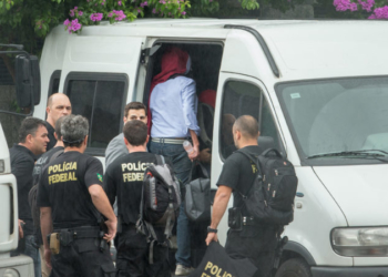 DNT 4400  14-11-2014   SAO PAULO - SP   /  NACIONAL OE  /  OPERACAO LAVA JATO  -  Presos pela investigacao Lava Jato da Policia Federal saem da sede da PF no bairro da Lapa, zona oeste de Sao Paulo  -  FOTO DANIEL TEIXEIRA/ESTADAO