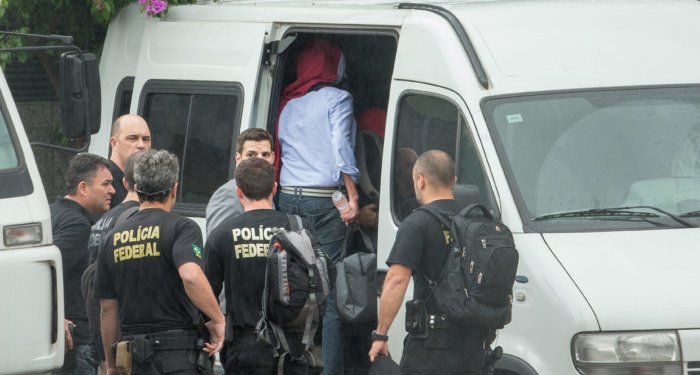 DNT 4400 14-11-2014 SAO PAULO - SP / NACIONAL OE / OPERACAO LAVA JATO - Presos pela investigacao Lava Jato da Policia Federal saem da sede da PF no bairro da Lapa, zona oeste de Sao Paulo - FOTO DANIEL TEIXEIRA/ESTADAO