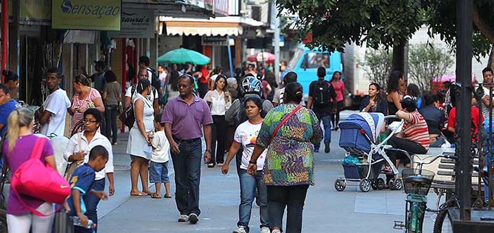Comércio do calçadão da Rui Barbosa, em Macaé-RJ
