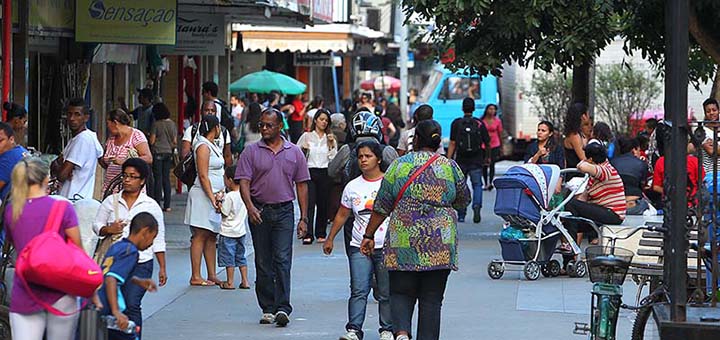 Comércio do calçadão da Rui Barbosa, em Macaé-RJ