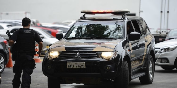 Rio de Janeiro - A Polícia Federal e a Receita Federal deflagraram nesta manhã os trabalhos da 30ª fase da Operação Lava Jato, a operação Vício. Na foto carros da Polícia Federal chegam com malotes e computadores na sede da polícia, região portuária do Rio (Tânia Rêgo/Agência Brasil)