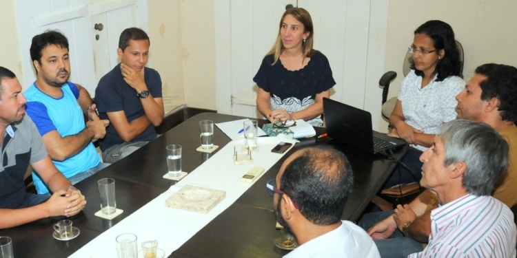 Prefeita Fátima Pacheco reunida com comerciantes | Foto: Divulgação