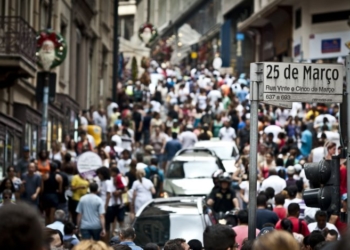 O movimento na Rua 25 de Março, maior centro de comércio popular de São Paulo
