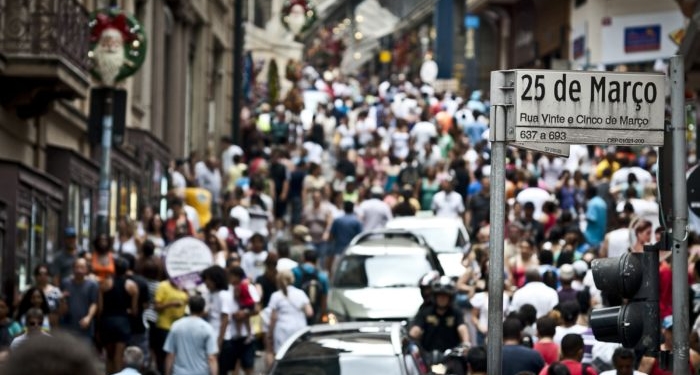 O movimento na Rua 25 de Março, maior centro de comércio popular de São Paulo