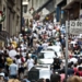 O movimento na Rua 25 de Março, maior centro de comércio popular de São Paulo