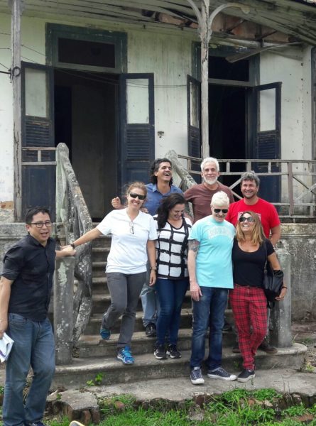 Ator Miguel Falabella e equipe na cidade de Quissamã-RJ | Foto: Divulgação