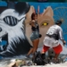 Rio de Janeiro - Grafiteiros, no 12º Meeting of Favela, com o tema Respeite as Origens, pintam paredes na Vila Operária, em Duque de Caxias, que se tornou uma grande galeria a céu aberto (Tânia Rêgo/Agência Brasil)