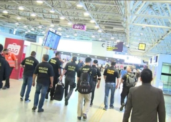 Agentes da PF durante operação no Aeroporto do Galeão, no RJ | Foto: G1
