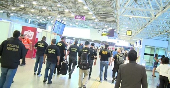 Agentes da PF durante operação no Aeroporto do Galeão, no RJ | Foto: G1