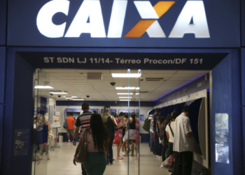 Brasília - Brasileiros aproveitam o sábado para sacar o FGTS inativo durante a segunda etapa do liberação do FGTS nas agências da Caixa Econômica (José Cruz/Agência Brasil)