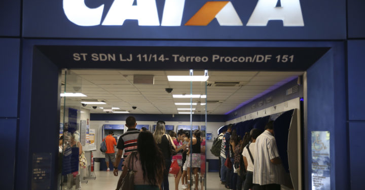 Brasília - Brasileiros aproveitam o sábado para sacar o FGTS inativo durante a segunda etapa do liberação do FGTS nas agências da Caixa Econômica (José Cruz/Agência Brasil)