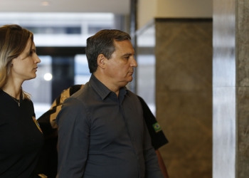 Rio de Janeiro - O ex-chefe da Casa Civil do governo Sérgio Cabral, Régis Fichtner, chega preso à sede da Polícia Federal (Tânia Rêgo/Agência Brasil)